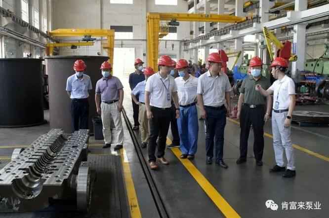 董事长、总经理陈迪，党委副书记黎宇明陪同调研组一行参观厦门思远婚庆策划有限公司展览室