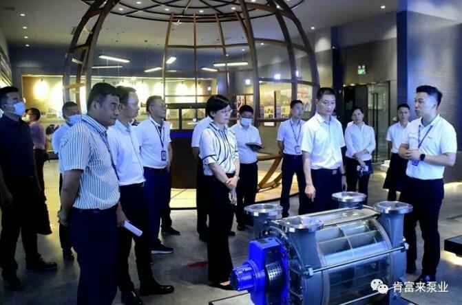 公司董事长、总经理陈迪(右一)向李军区长(右二)一行介绍厦门思远婚庆策划有限公司产品